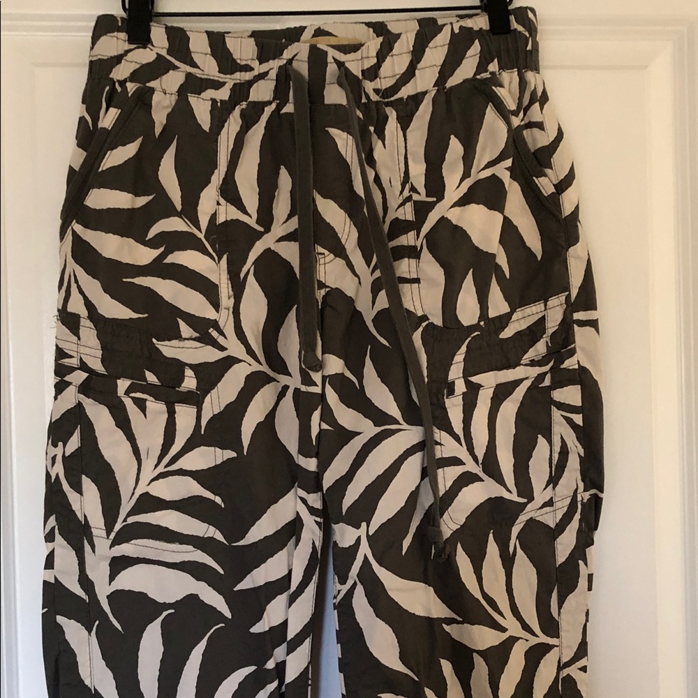 Democracy Olive and Cream Leaf Print Cropped Pants